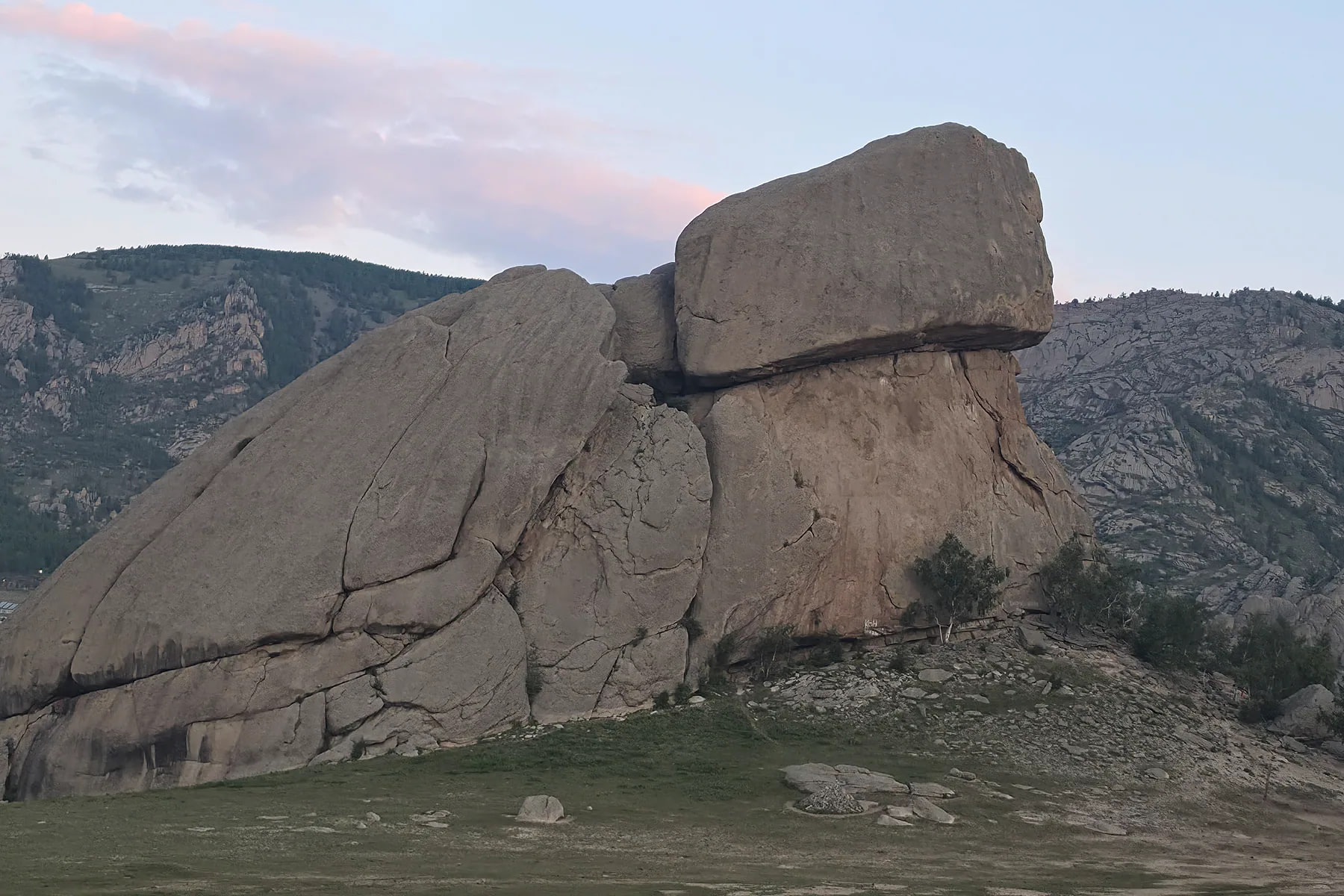 몽골 테를지 국립공원의 거북바위와 자연 풍경